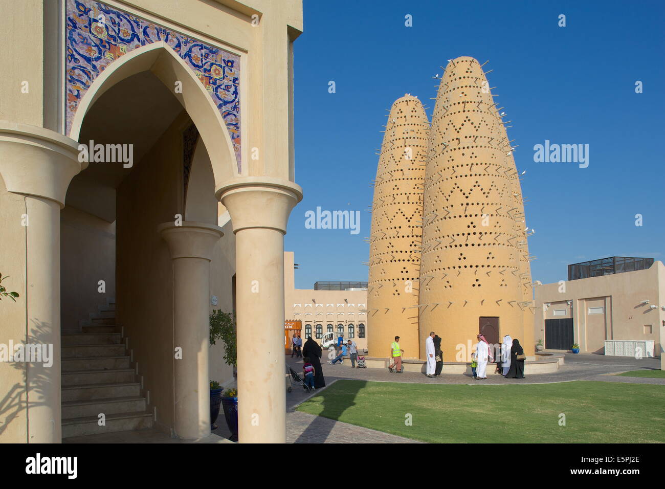Torri di piccione, Katara Villaggio Culturale, Doha, Qatar, Medio Oriente Foto Stock