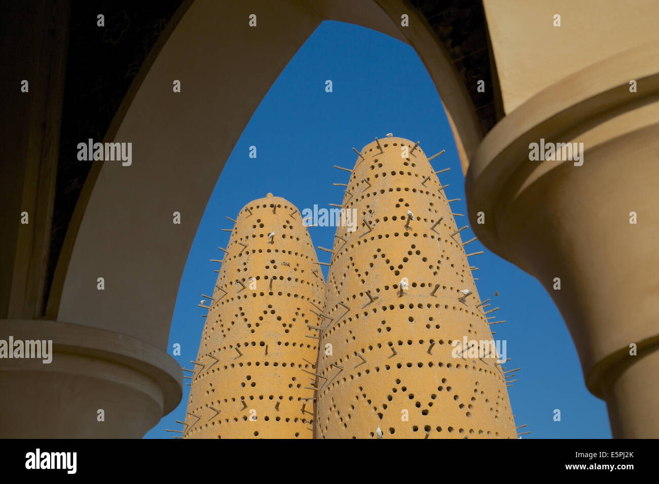 Torre di piccione, Katara Villaggio Culturale, Doha, Qatar, Medio Oriente Foto Stock