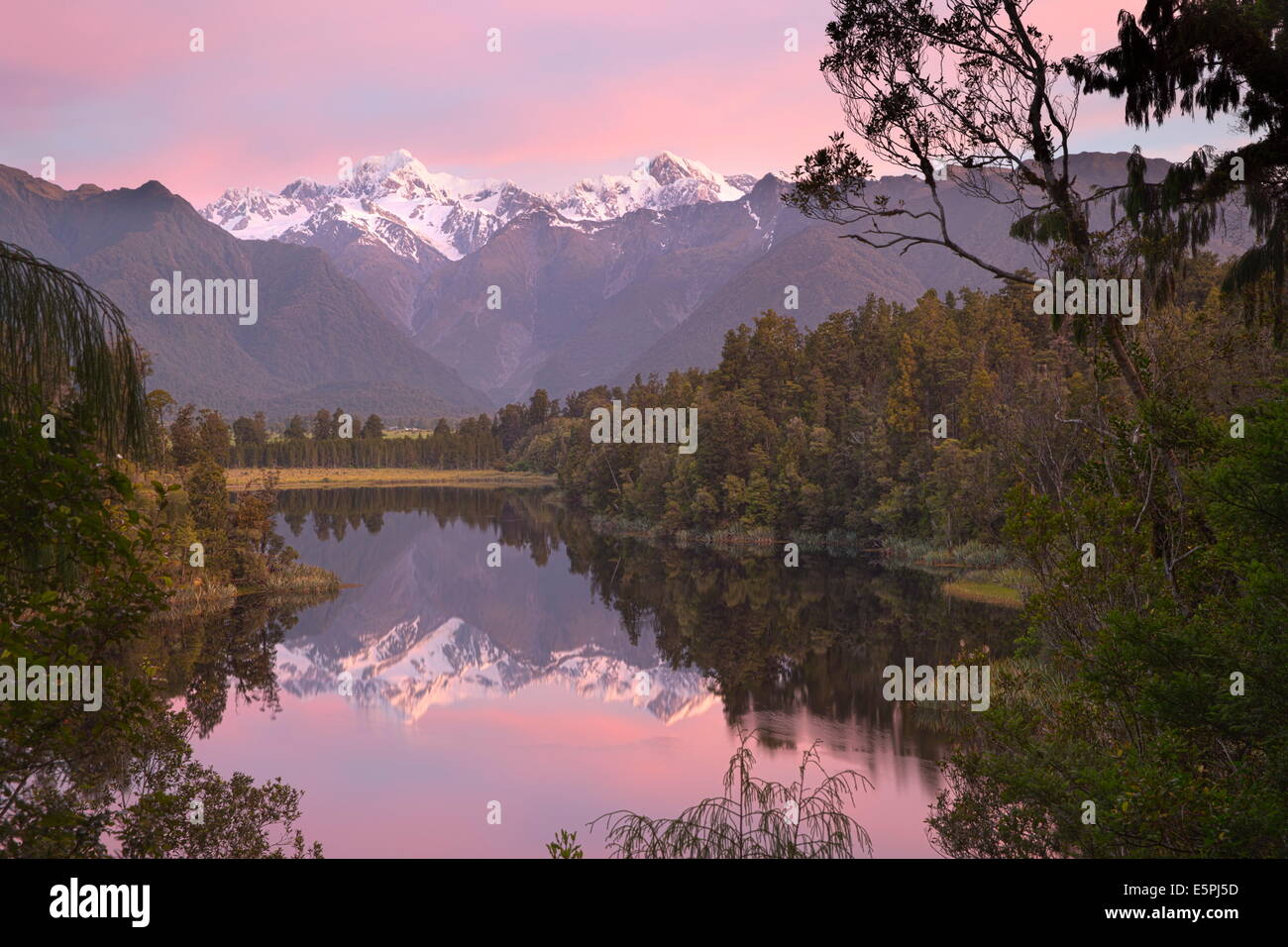 Il lago di Matheson con il monte Cook ed il Monte Tasman, Costa Ovest, South Island, in Nuova Zelanda, Pacific Foto Stock