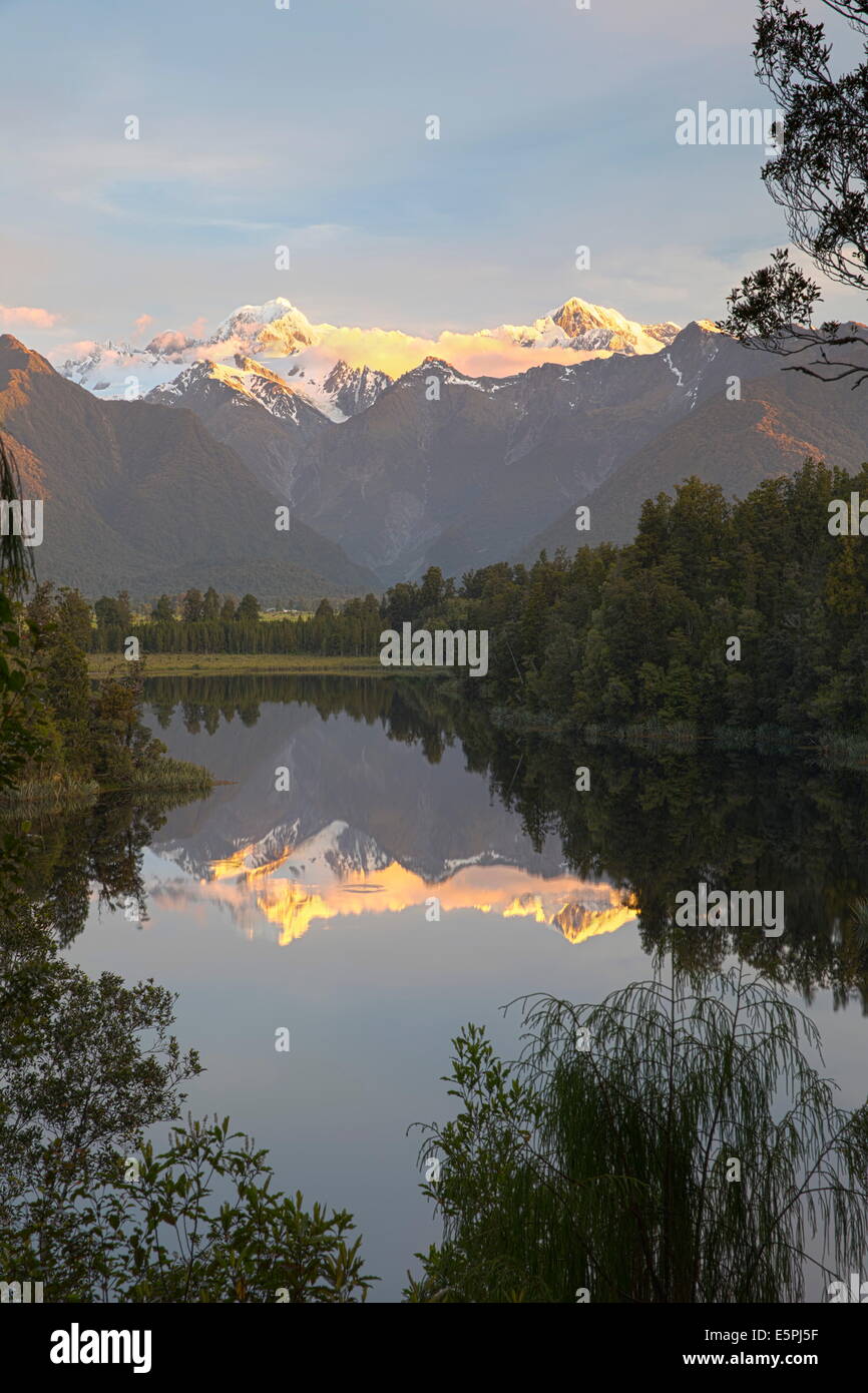 Il lago di Matheson con il monte Cook ed il Monte Tasman, Costa Ovest, South Island, in Nuova Zelanda, Pacific Foto Stock