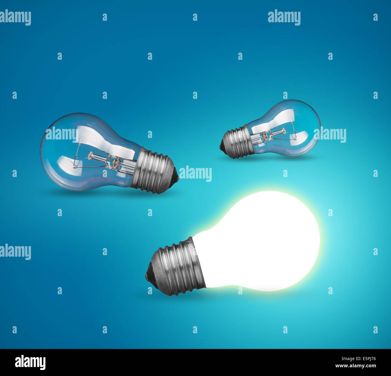 Idea concetto con incandescente lampadina luce su sfondo blu Foto Stock
