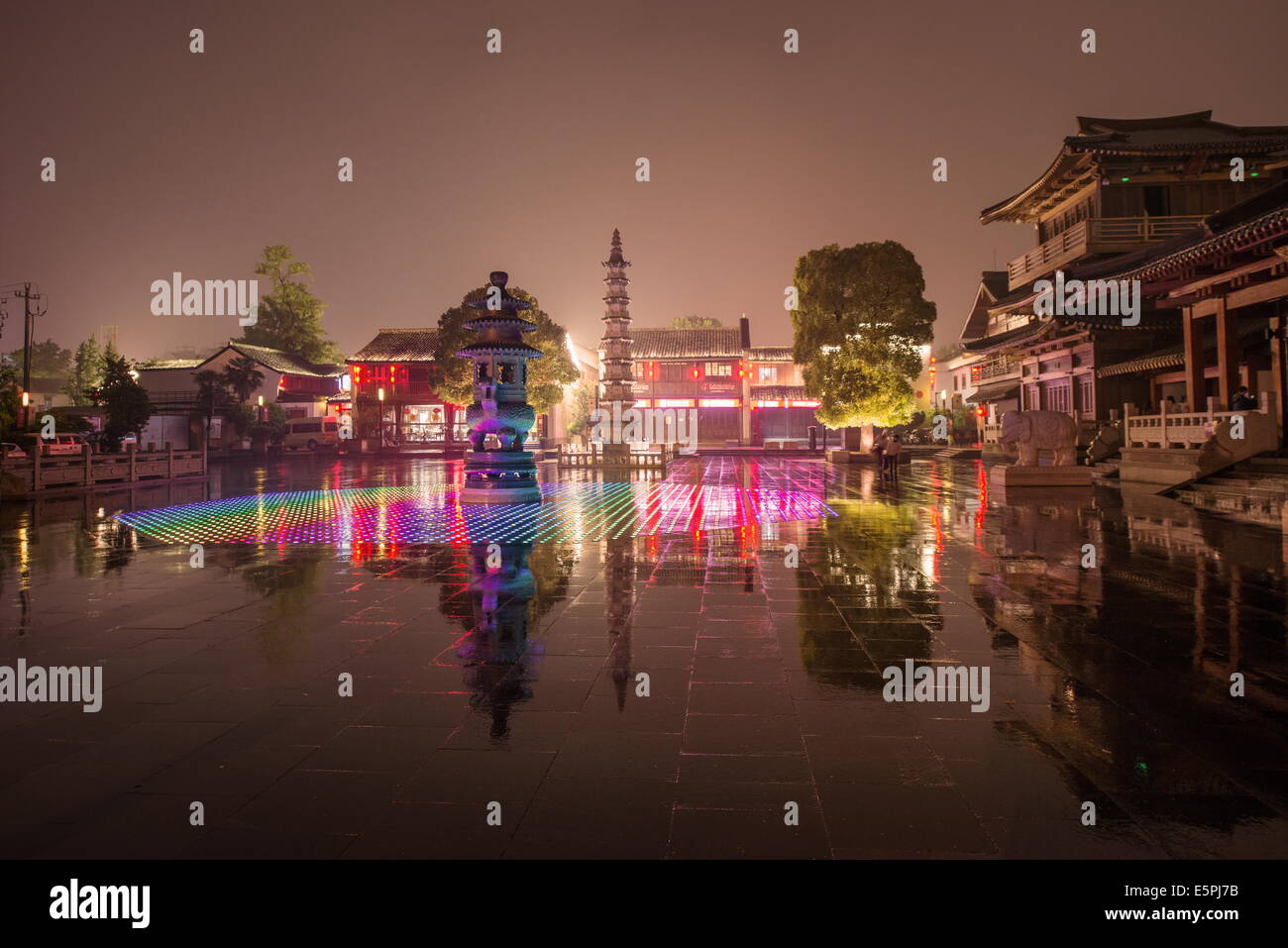 Le riflessioni di illuminazione a LED sotto la pioggia al tempio Xiangji, Hangzhou, Zhejiang, Cina e Asia Foto Stock
