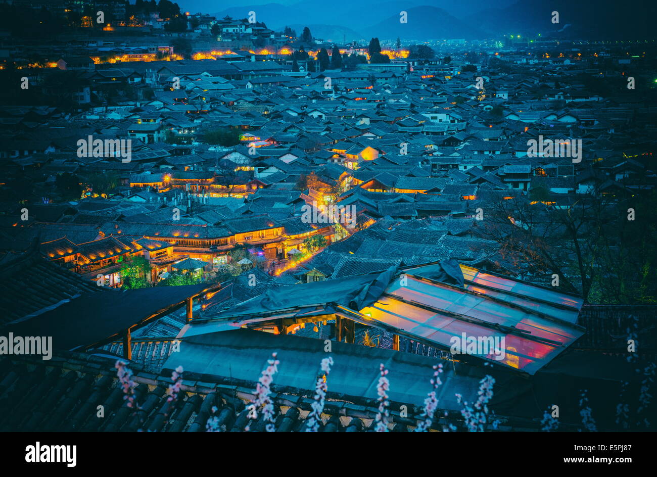 Ora blu girato oltre i tetti di Lijiang Old Town, Sito Patrimonio Mondiale dell'UNESCO, Lijiang, Yunnan, Cina e Asia Foto Stock