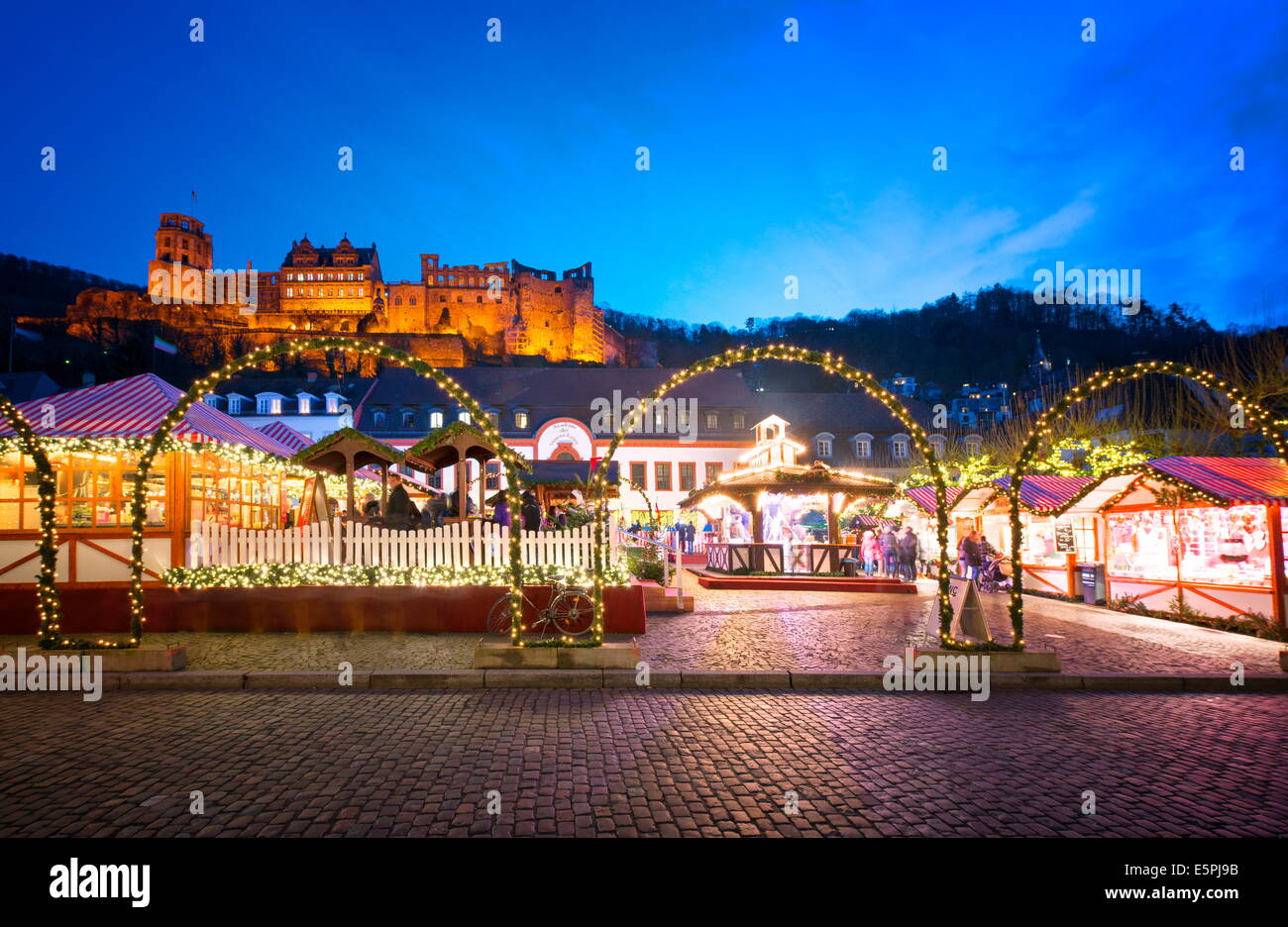 Mercatino di Natale a Karlsplatz nella città vecchia di Heidelberg, con il castello di Heidelberg, Heidelberg, Baden-Württemberg, Germania Foto Stock