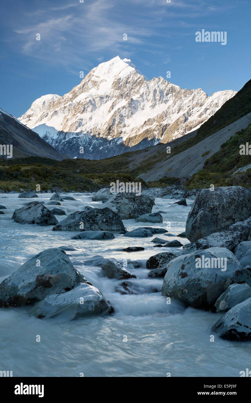 Hooker Valle e il fiume con Mount Cook, il Parco nazionale di Mount Cook, sito UNESCO, regione di Canterbury, Isola del Sud, Nuova Zelanda Foto Stock