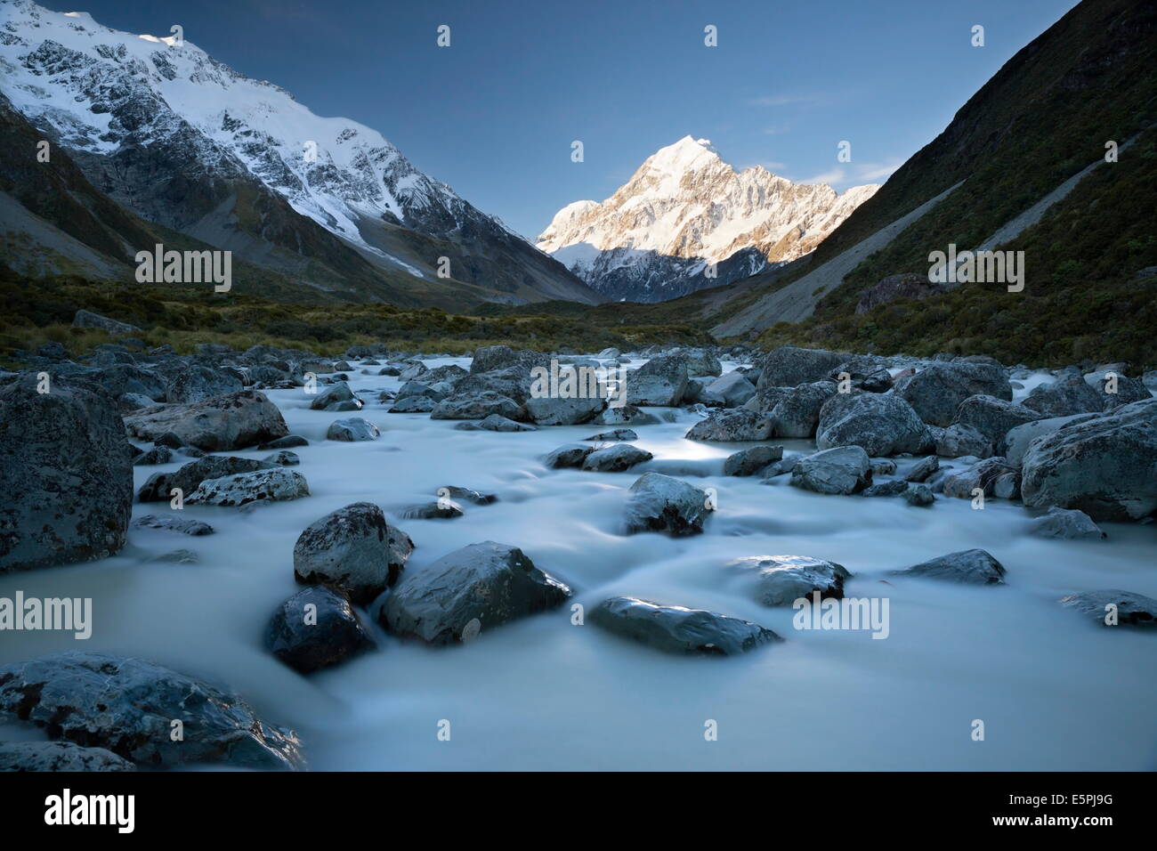 Hooker Valle e il fiume con Mount Cook, il Parco nazionale di Mount Cook, sito UNESCO, regione di Canterbury, Isola del Sud, Nuova Zelanda Foto Stock
