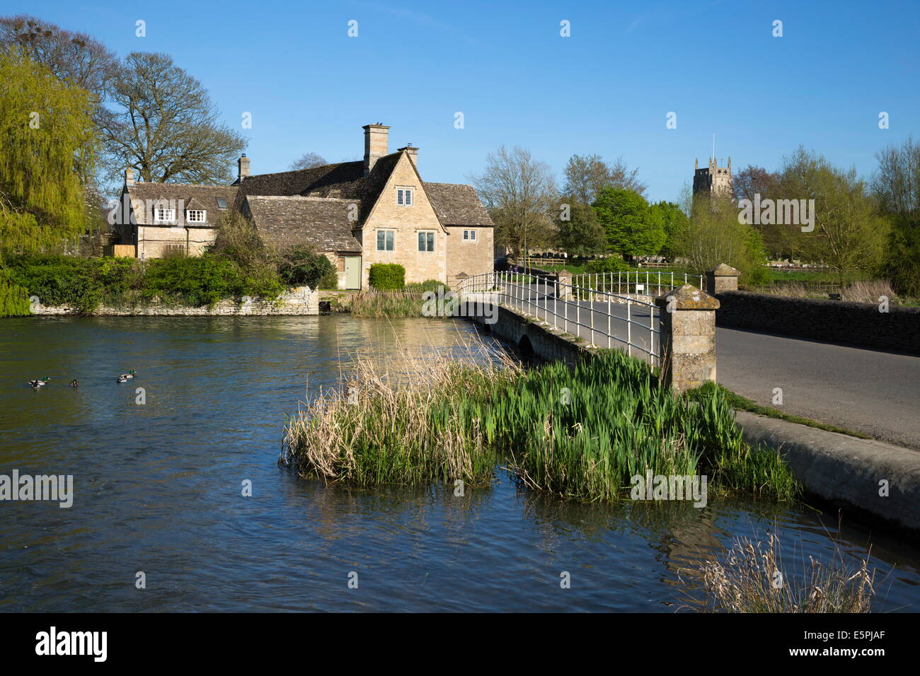 Waiten Hill Farm Cottages sul Fiume Coln, Fairford, Cotswolds, Gloucestershire, England, Regno Unito, Europa Foto Stock