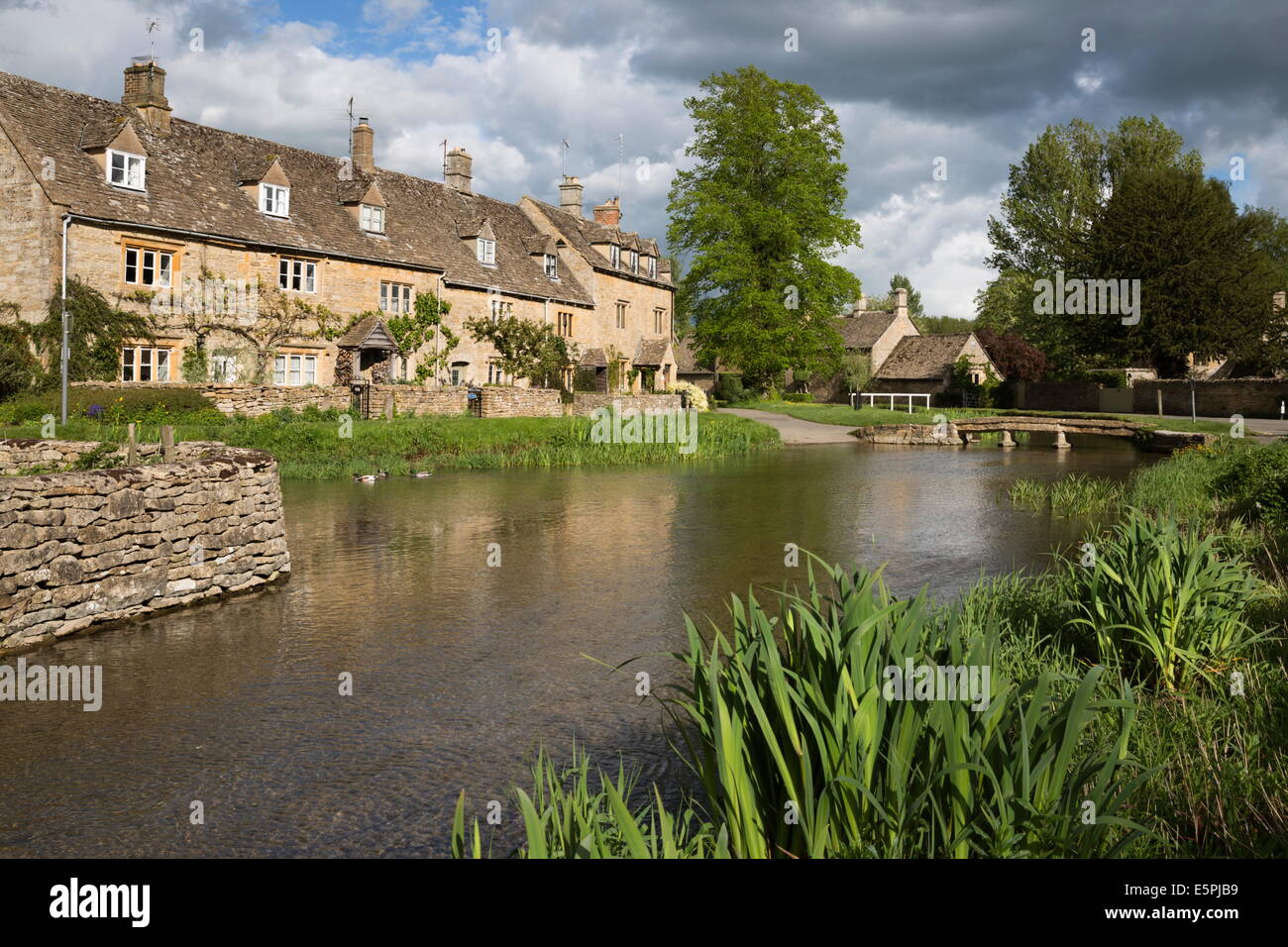 Cotswold cottage in pietra sul fiume occhio, Lower Slaughter, Cotswolds, Gloucestershire, England, Regno Unito, Europa Foto Stock