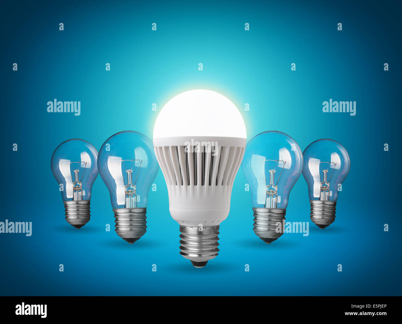 Idea concetto con lampadine su sfondo blu Foto Stock