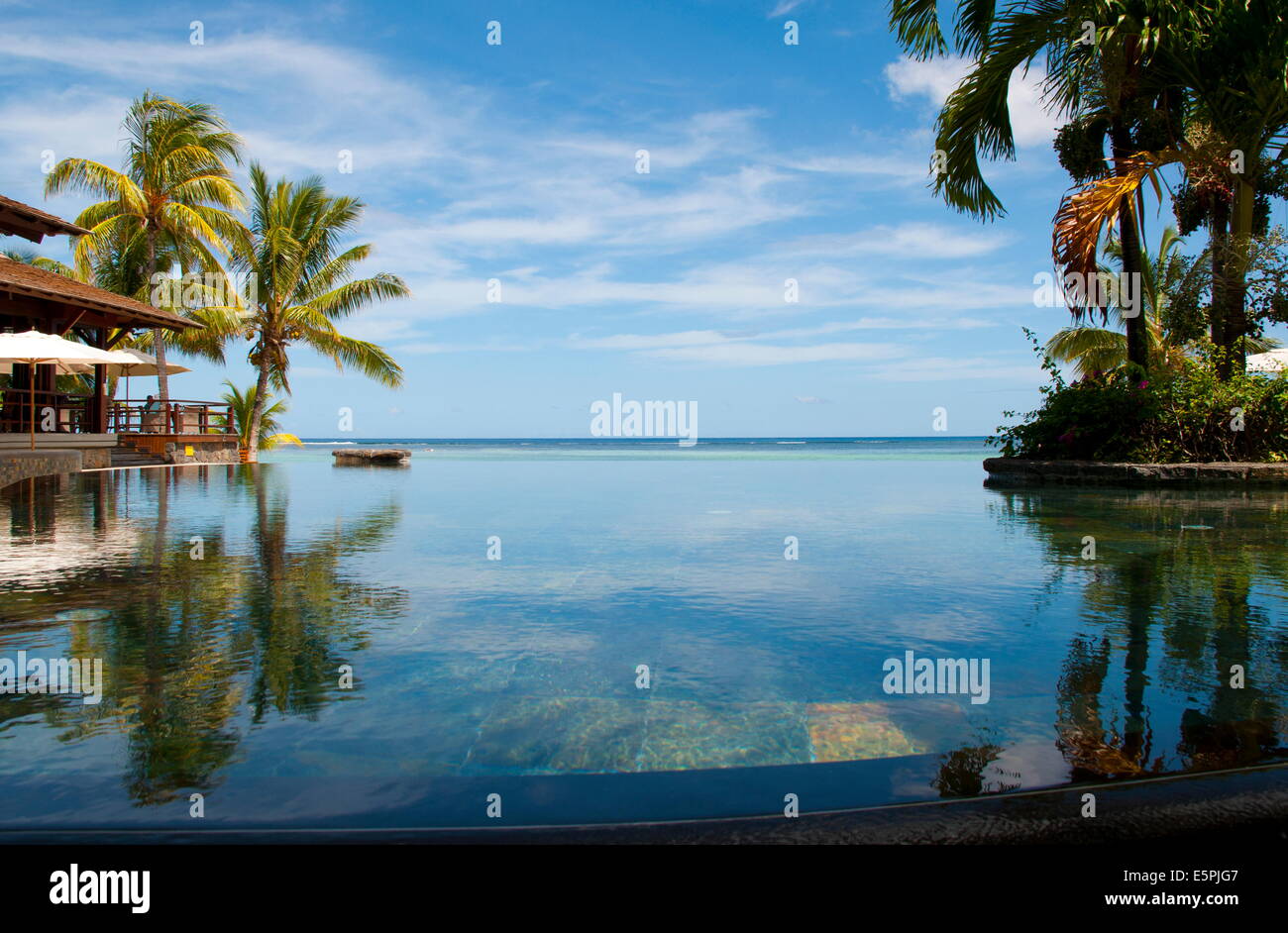 Una piscina infinity affacciata sul mare al Lux Le Morne Hotel Le Morne Brabant penisola a sud ovest di Mauritius, Oceano Indiano Foto Stock