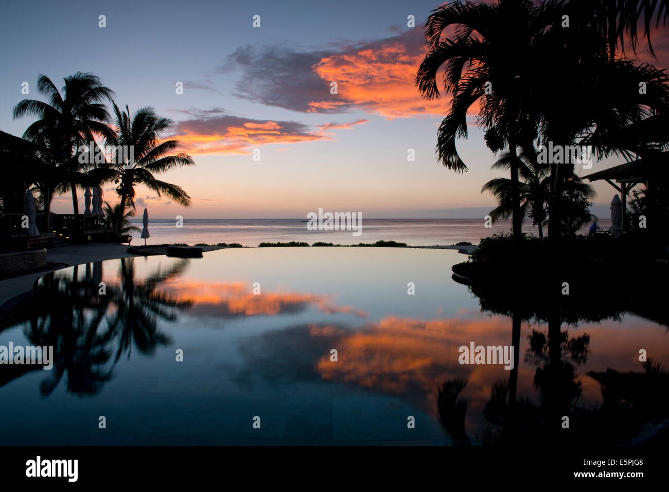 Tramonto su una piscina infinity a Lux Le Morne Hotel Le Morne Brabant penisola a sud ovest di Mauritius, Oceano Indiano Foto Stock