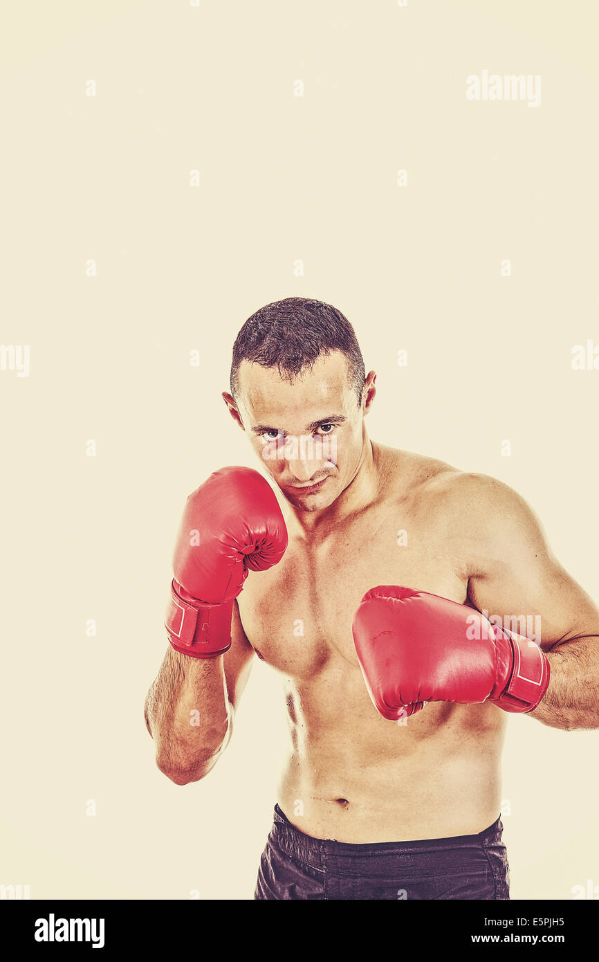 Muscolare boxer maschio pronto a lottare con i guantoni, stile hdr Foto Stock