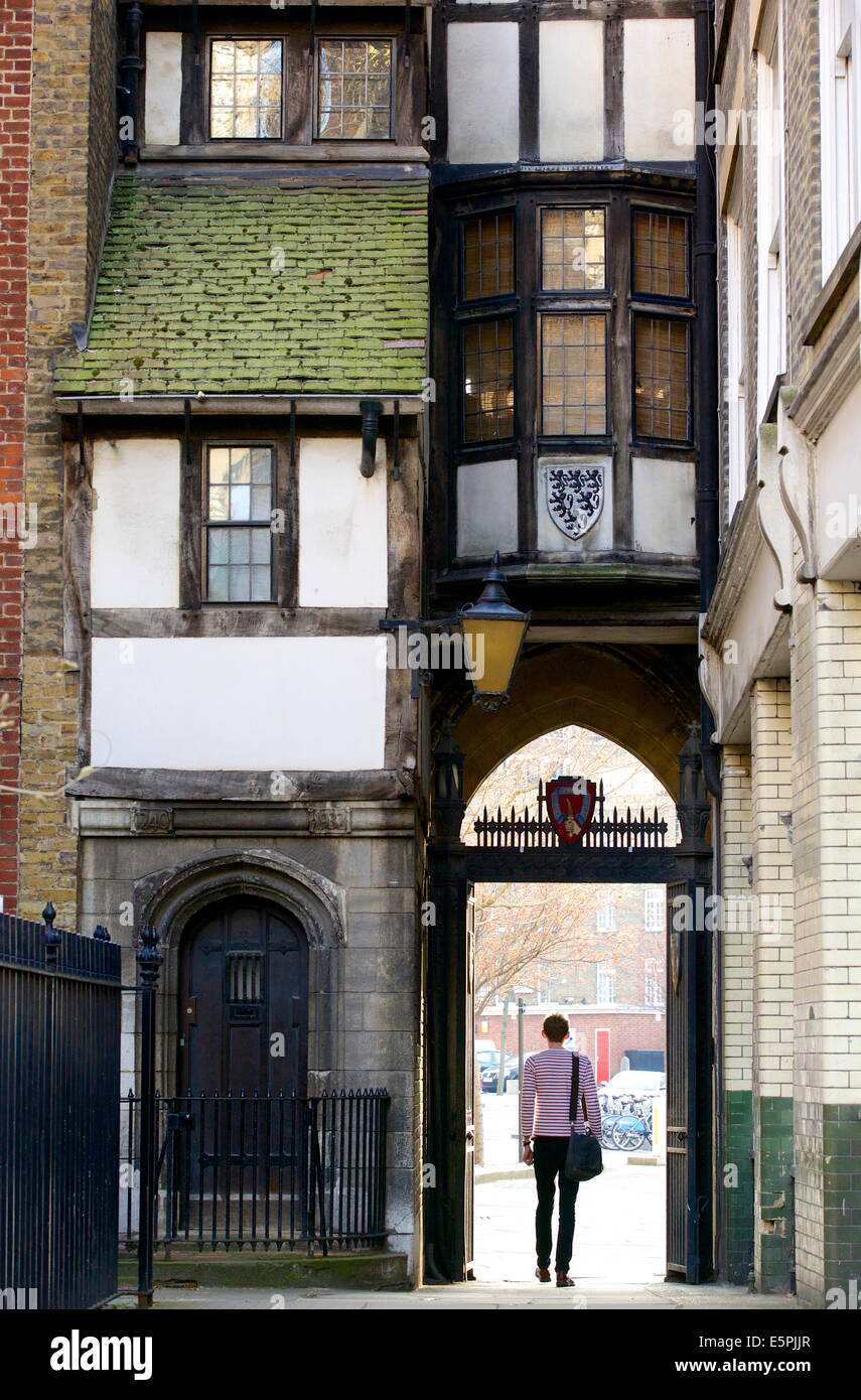 Tudor gateway per San Bartolomeo chiesa, una casa con travi di legno a partire dal tempo di Elisabetta I, West Smithfield, London, England, Regno Unito Foto Stock