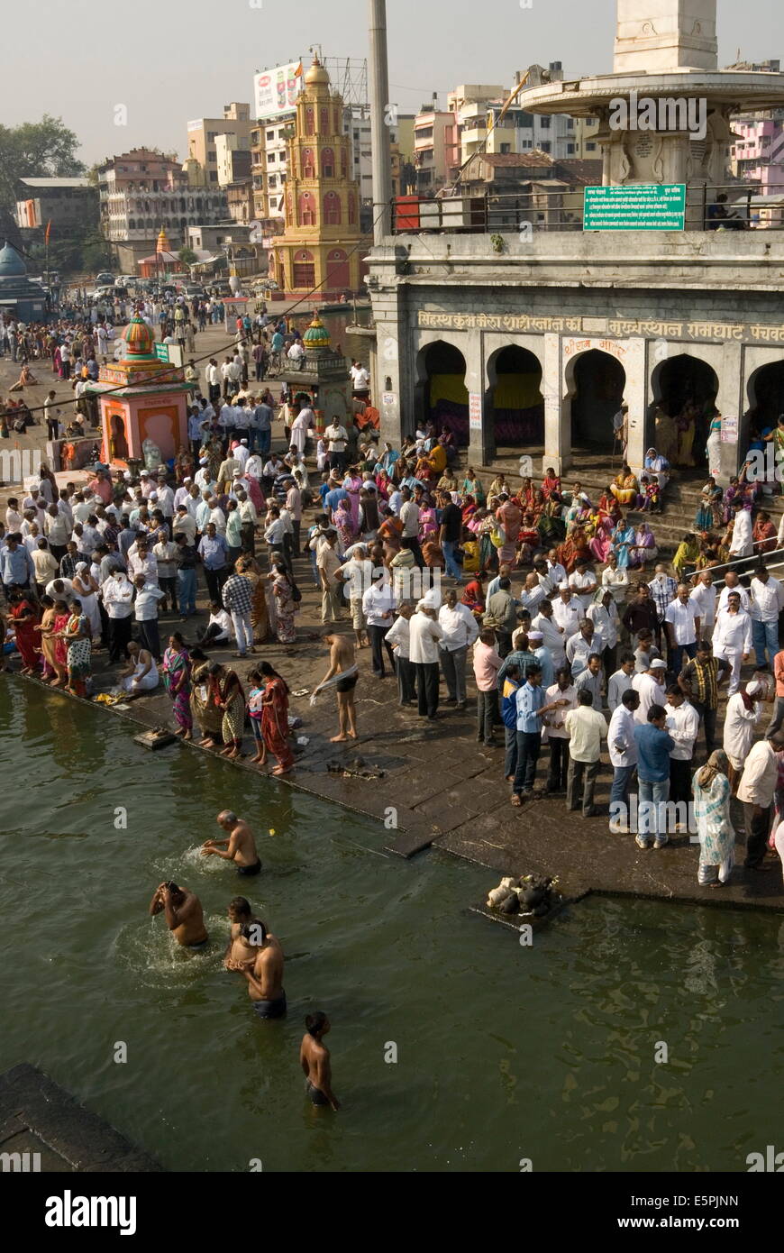 Fedeli al Ramkund serbatoio sul ghats lungo il fiume santo Godavari, Nasik (Nashik), Maharashtra, India, Asia Foto Stock