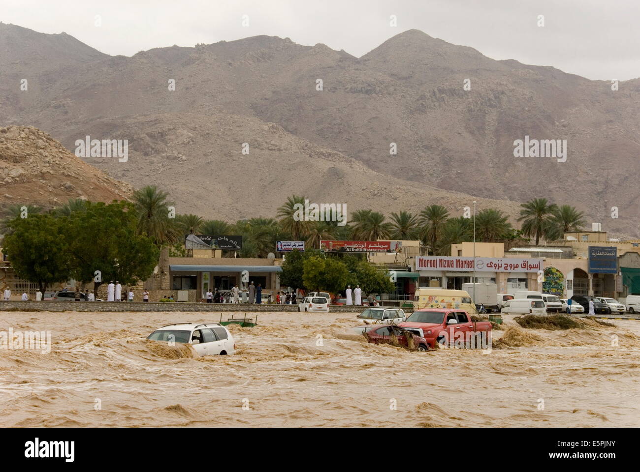 Una inondazione nel wadi attraverso il centro della cittadina, Nizwa, Oman, Medio Oriente Foto Stock