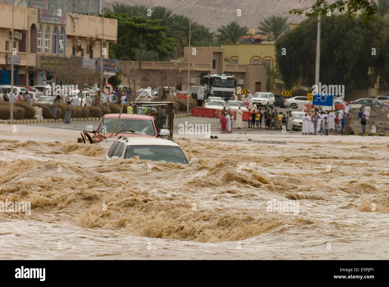 Una inondazione nel wadi attraverso il centro della cittadina, Nizwa, Oman, Medio Oriente Foto Stock