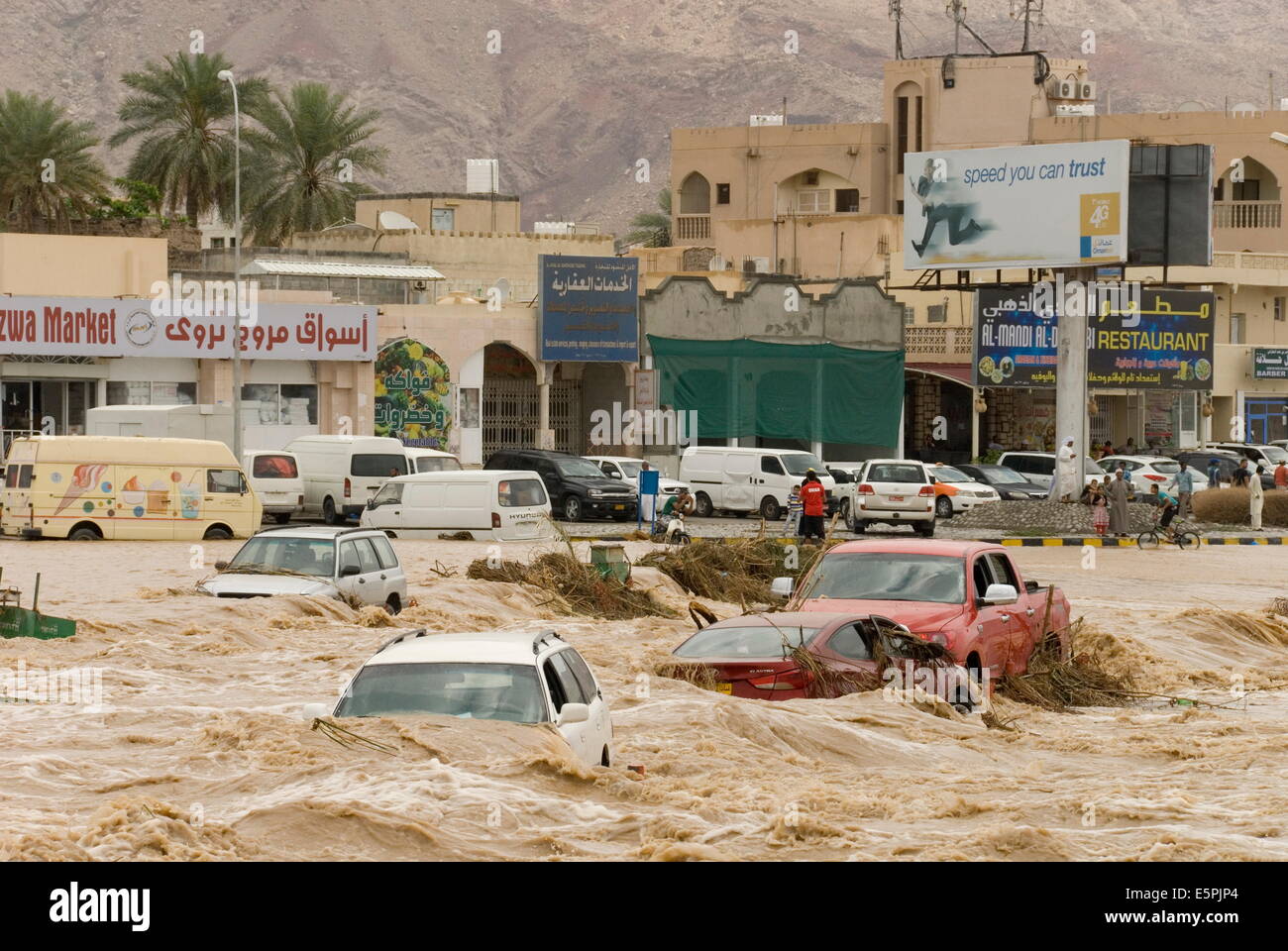 Una inondazione nel wadi attraverso il centro della cittadina, Nizwa, Oman, Medio Oriente Foto Stock