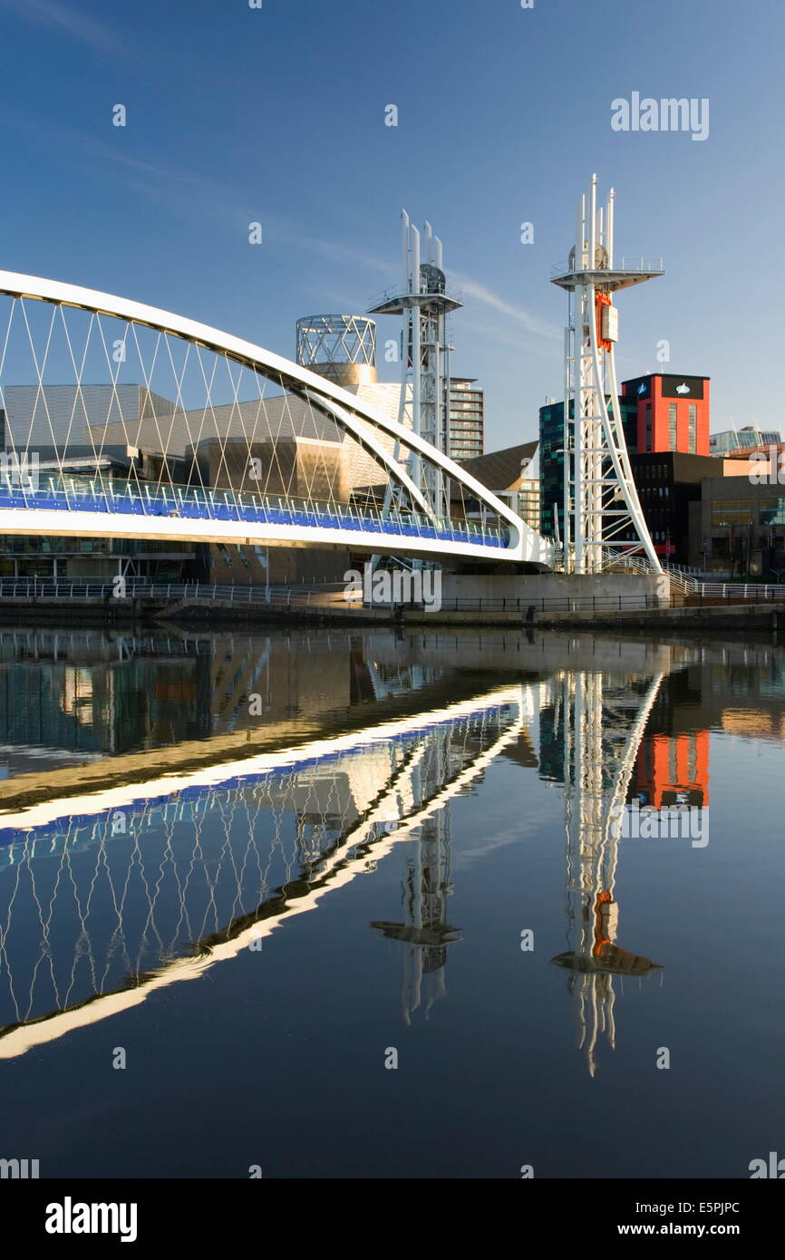 Il Millennium Bridge si riflette nel Manchester Ship Canal, Salford Quays, Salford, Greater Manchester, Inghilterra, Regno Unito Foto Stock