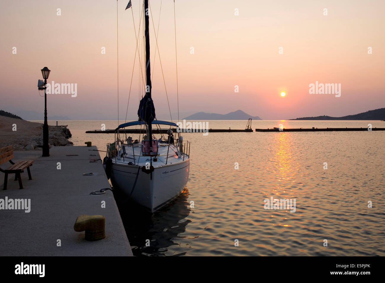 Vista sul porto di sunrise, Frikes, Ithaca (Itaca), Isole Ionie, Grecia Foto Stock