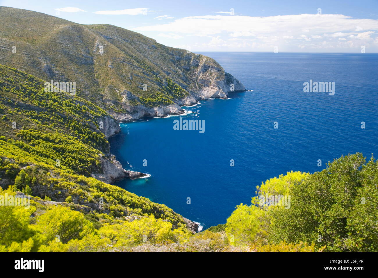 Vista da una scogliera lungo la costa rocciosa, Anafonitria, Zacinto (Zante) (Zakinthos), Isole Ionie, isole greche, Grecia, Europa Foto Stock