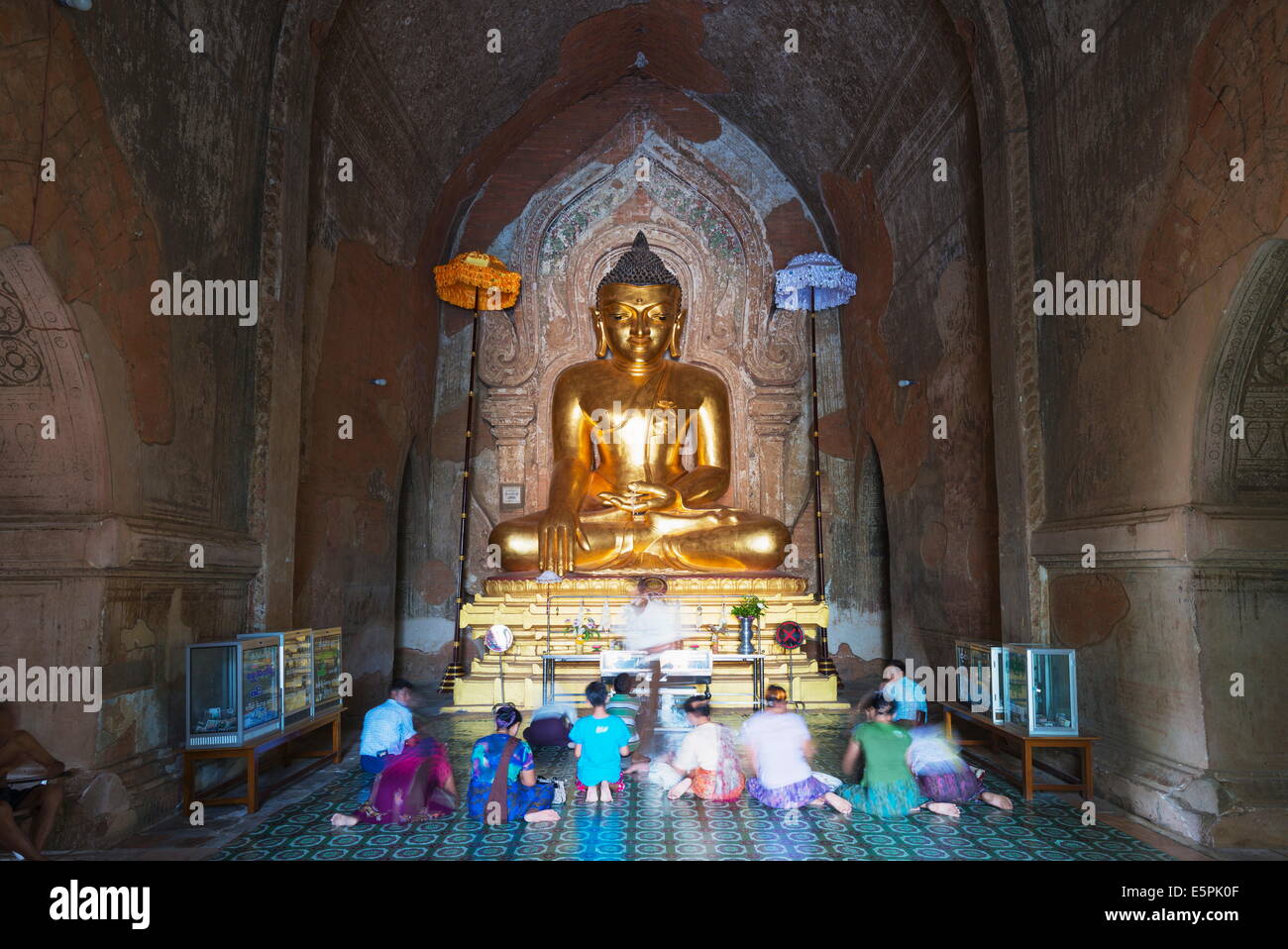 Persone in preghiera, Htilominlo Pahto tempio, Bagan (pagano), Myanmar (Birmania), Asia Foto Stock