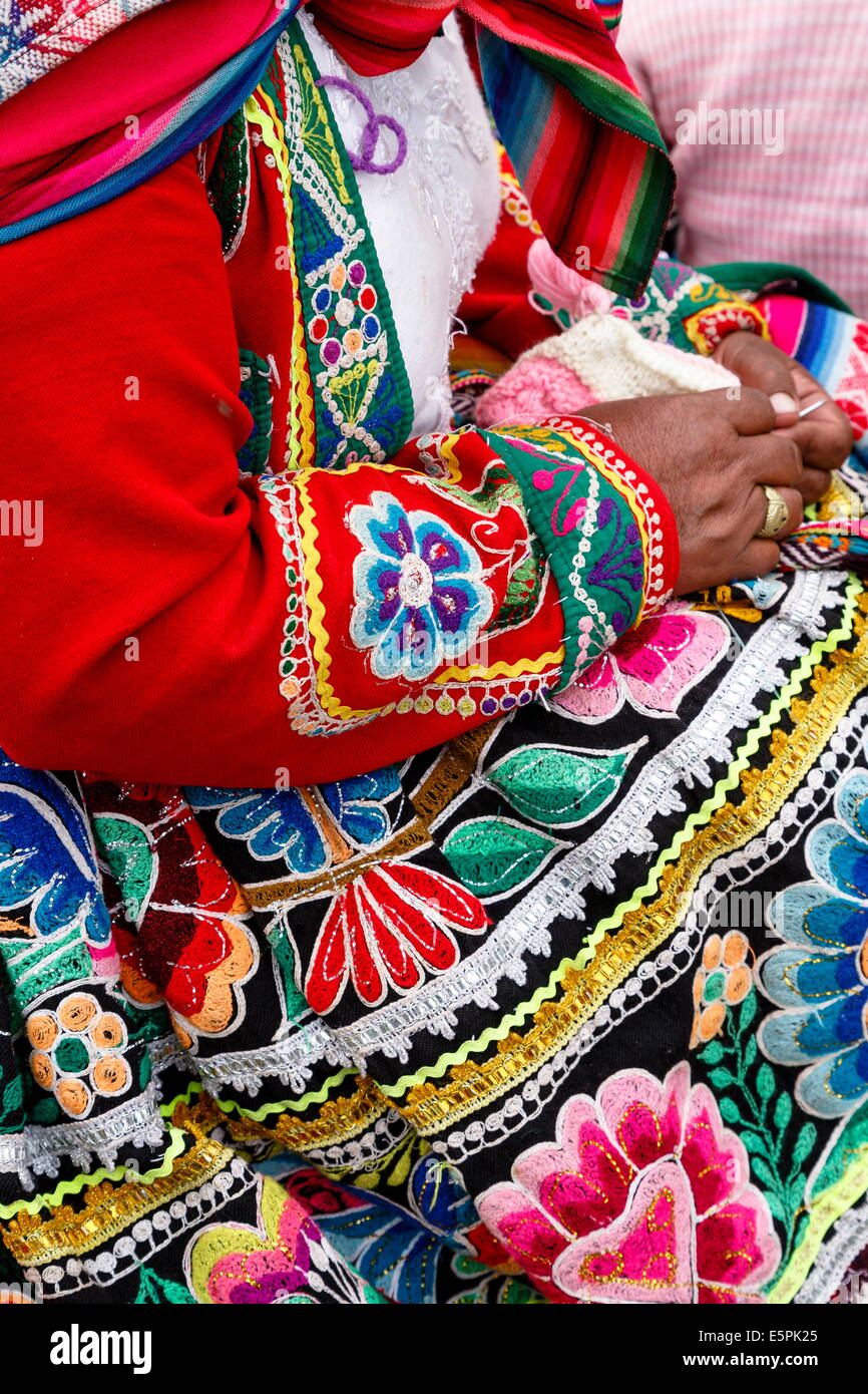 Dettaglio di un tradizionale abito Quechua, Cuzco, Perù, Sud America Foto Stock