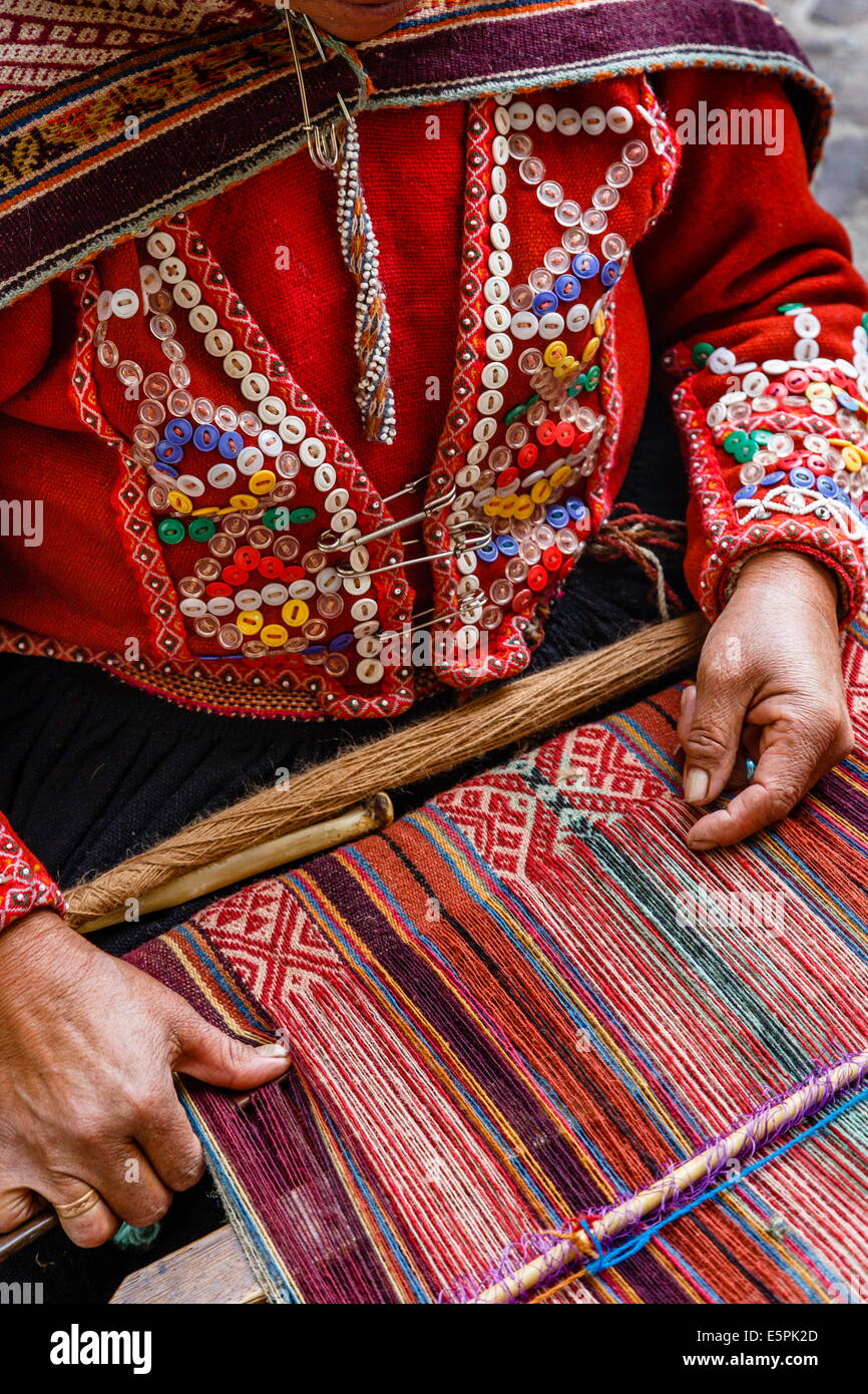Il quechua donna tessitura di un tessuto tradizionale, Cuzco, Perù, Sud America Foto Stock