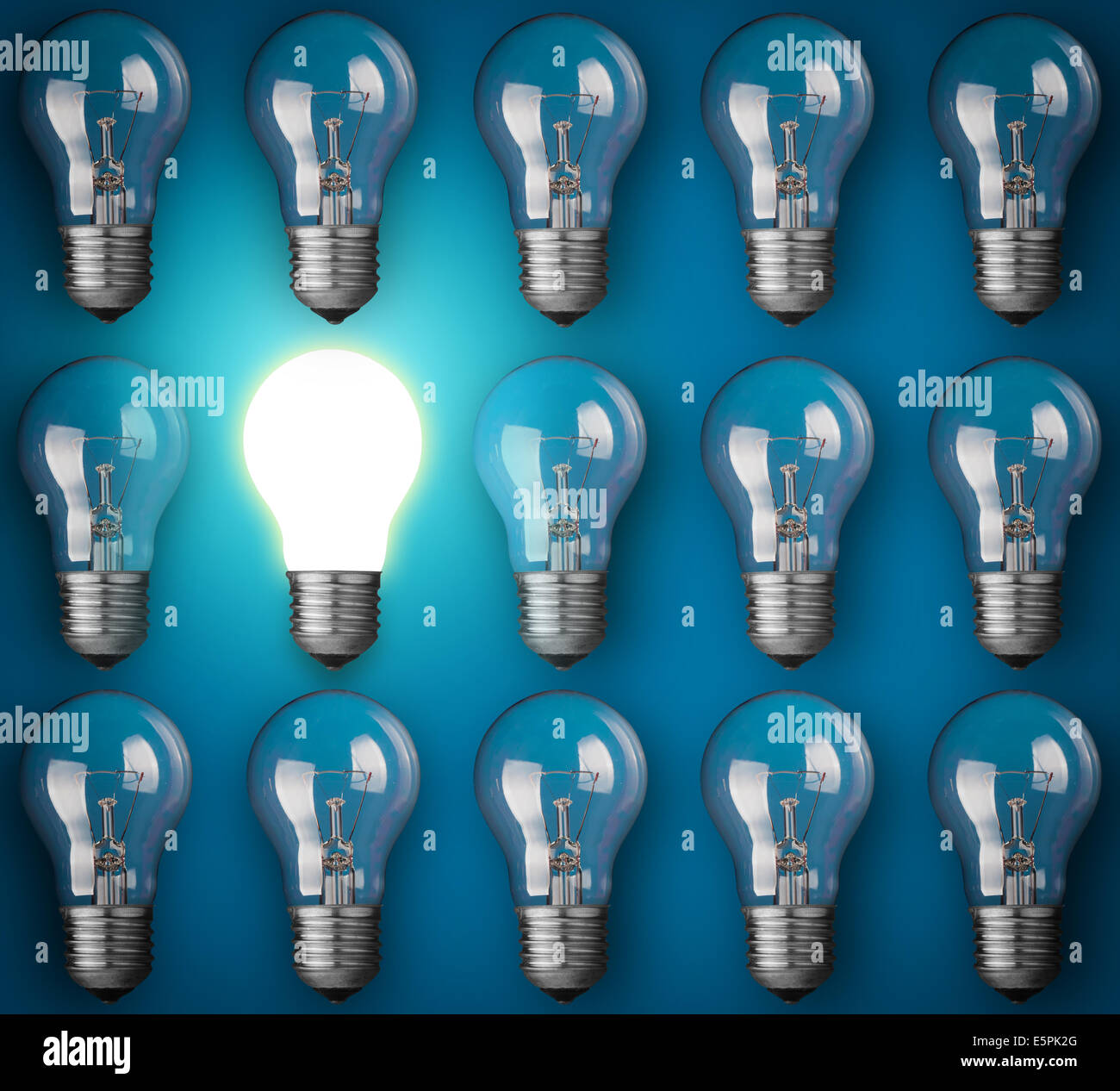 Idea concetto con lampadine su sfondo blu Foto Stock