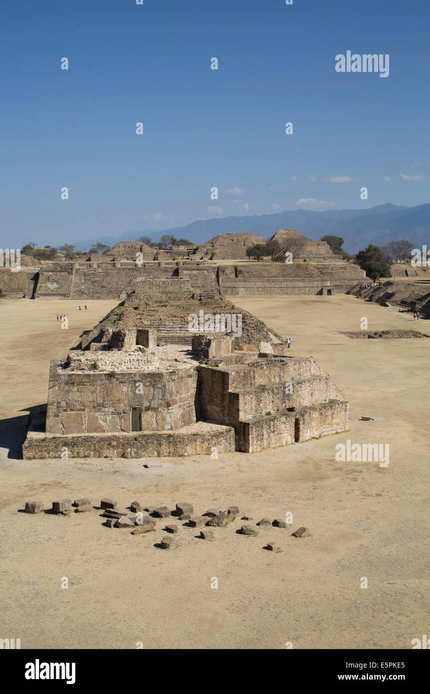 Plaza Principal, vista dal Sud della piattaforma, edili J, osservatorio in primo piano, Monte Alban, sito UNESCO, Oaxaca, Messico Foto Stock