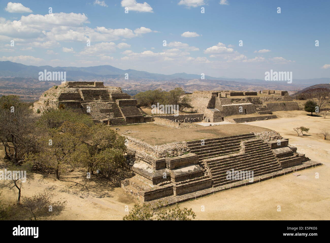 Costruzione di gruppi M e O in primo piano sulla sinistra, con l'Edificio L in background sul diritto, Monte Alban, sito UNESCO, Oaxaca, Messico Foto Stock