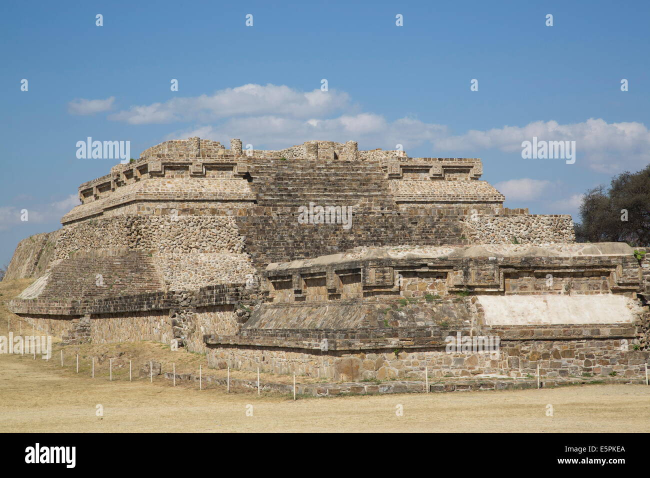 Costruzione di Gruppo IV, complesso cerimoniale, Monte Alban, Sito Patrimonio Mondiale dell'UNESCO, Oaxaca, Messico, America del Nord Foto Stock