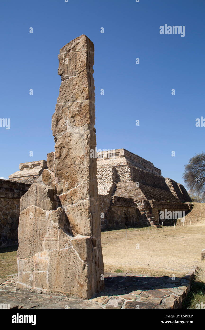 Stela 18 risalente al 100 A.C. con la costruzione del gruppo IV complesso cerimoniale di background, Monte Alban, sito UNESCO, Oaxaca, Messico Foto Stock