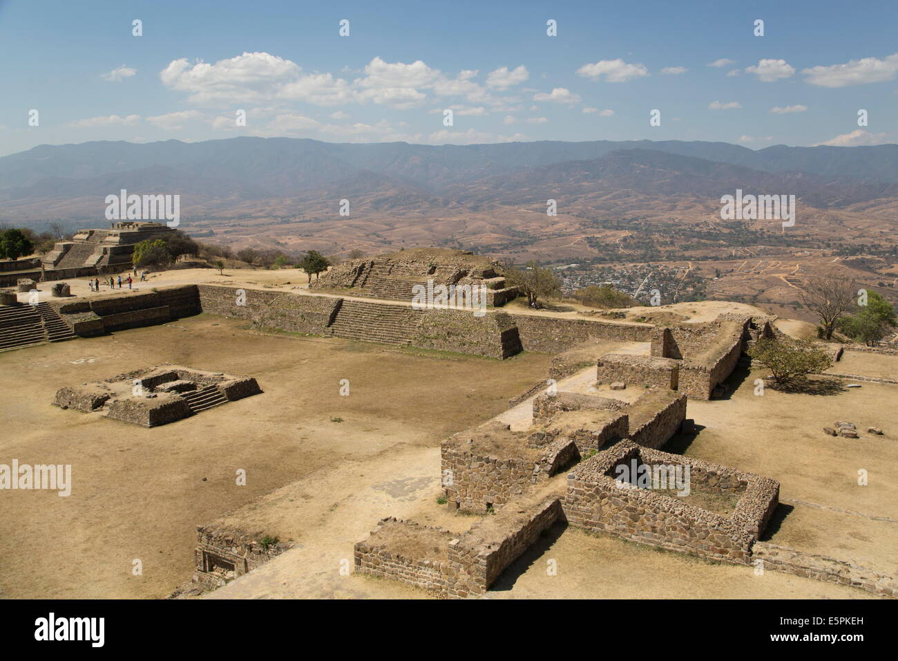 Patio affondata in primo piano con la costruzione del gruppo IV sullo sfondo a sinistra, Monte Alban, sito UNESCO, Oaxaca, Messico Foto Stock