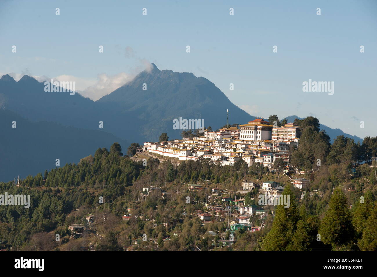 Tawang monastero Buddista, Himalayan colline oltre, Tawang, Arunachal Pradesh, India, Asia Foto Stock