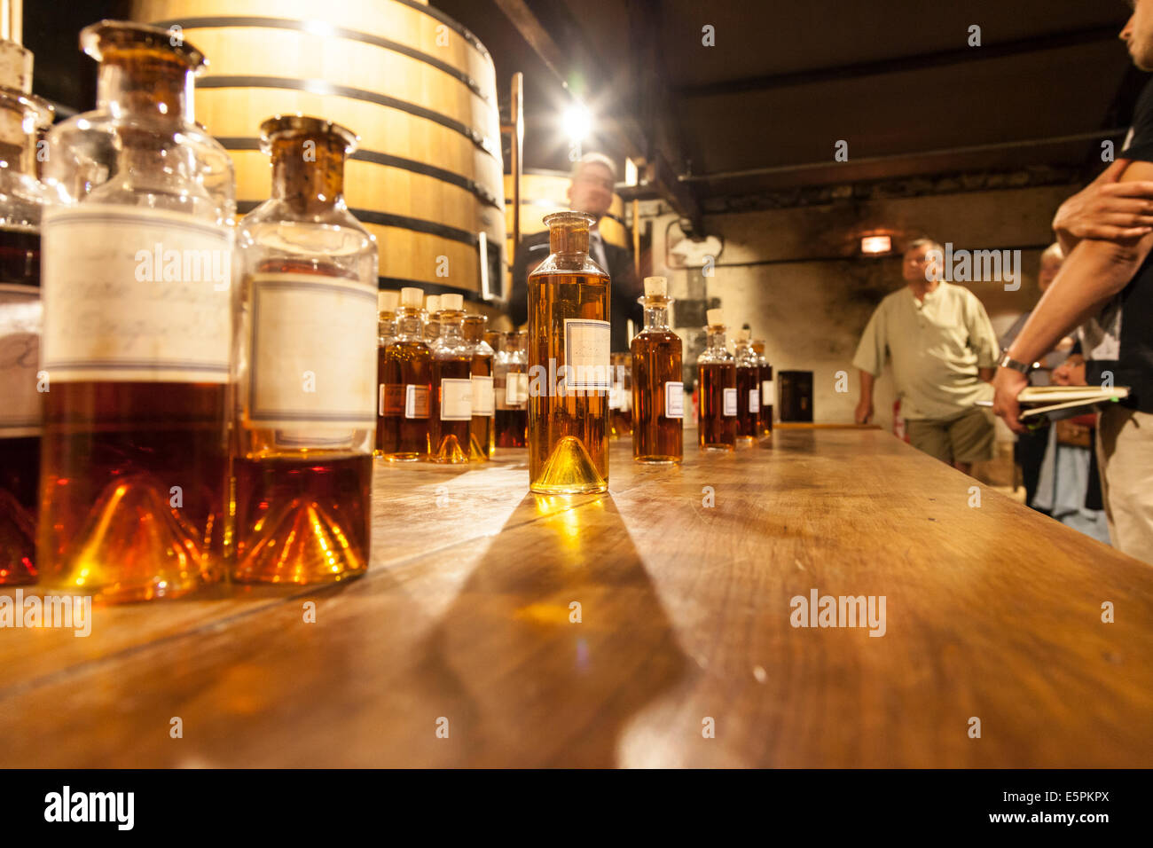 Visualizzazione delle eaux-de-vie scelto dal master blender e il suo comitato di degustazione Foto Stock