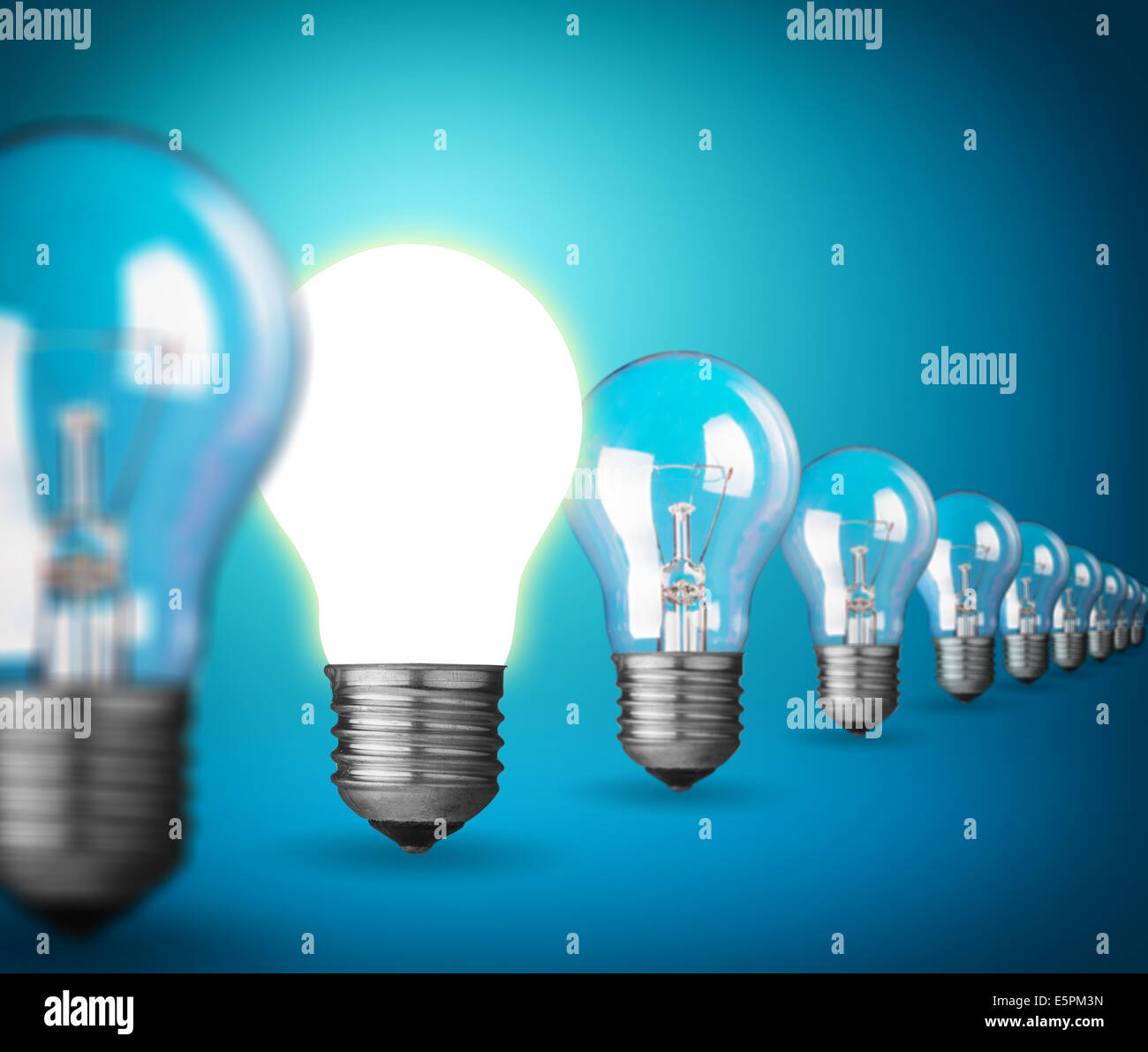 Idea concetto con lampadine su blu Foto Stock
