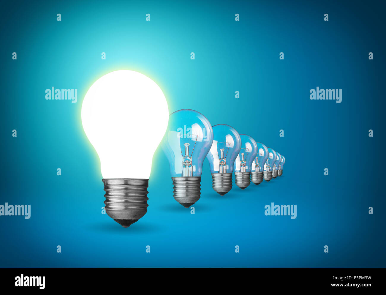 Idea concetto con lampadine su blu Foto Stock