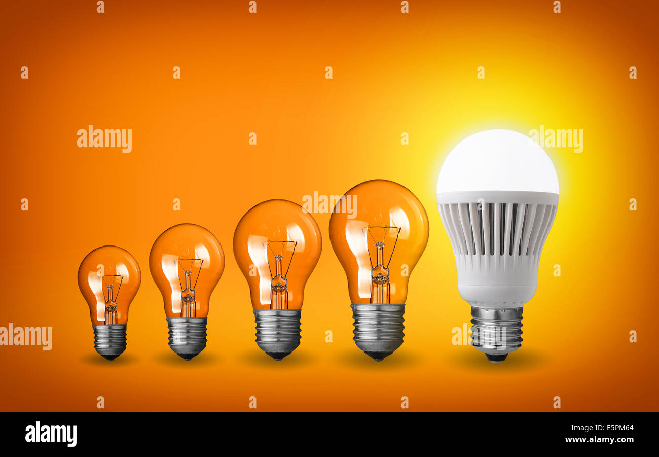 Fila di lampadine.Idea concetto su sfondo arancione. Foto Stock