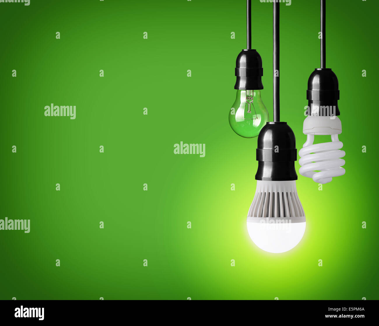 Appendere il tungsteno lampadina, il risparmio energetico e la lampadina a LED Foto Stock