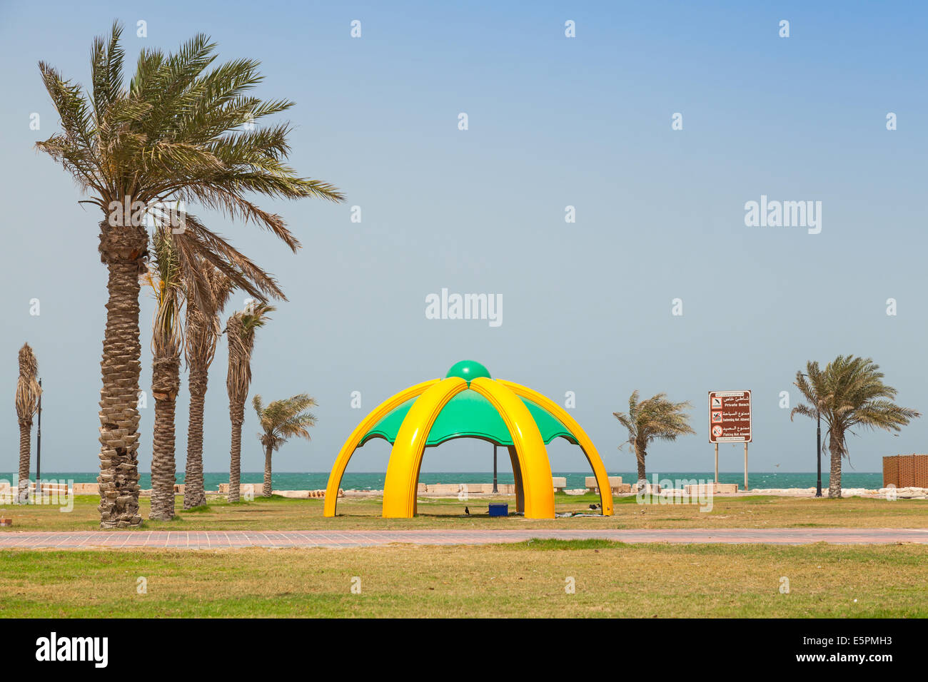 RAHIMA, Arabia Saudita - 10 Maggio 2014: palme e arbor sulla costa del Golfo Persico Foto Stock