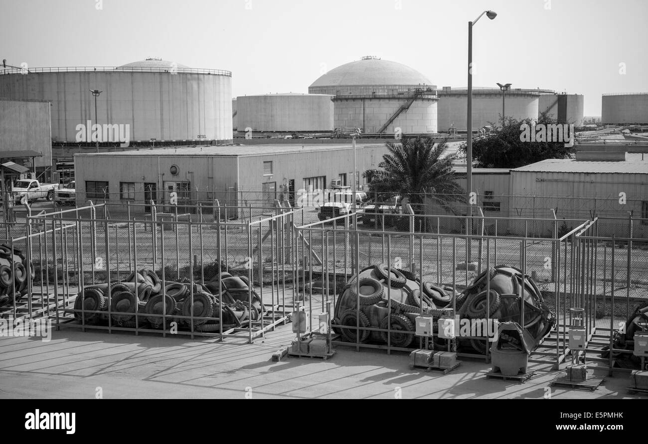 Serbatoi e attrezzature portuali. Ras Tanura terminale petrolifero, Arabia Saudita Foto Stock
