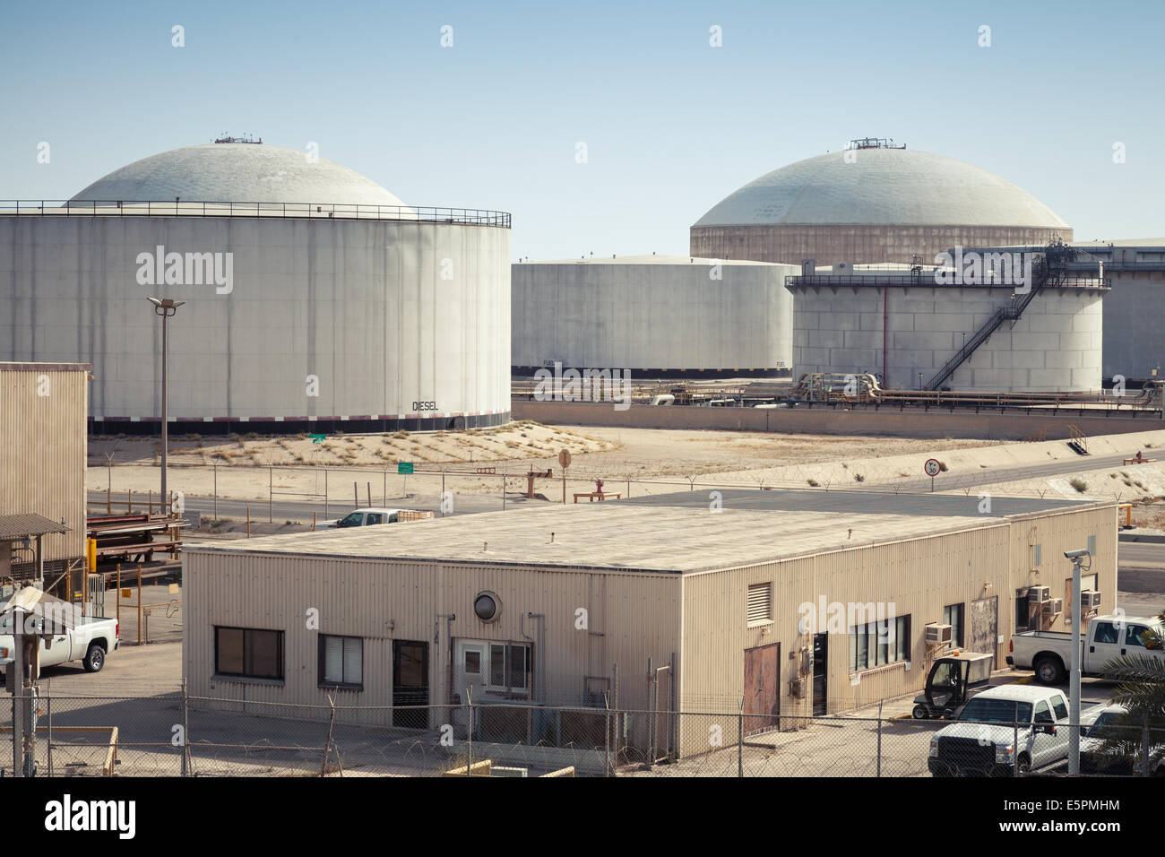 Gruppo di grandi serbatoi di carburante. Ras Tanura terminale petrolifero, Arabia Saudita Foto Stock