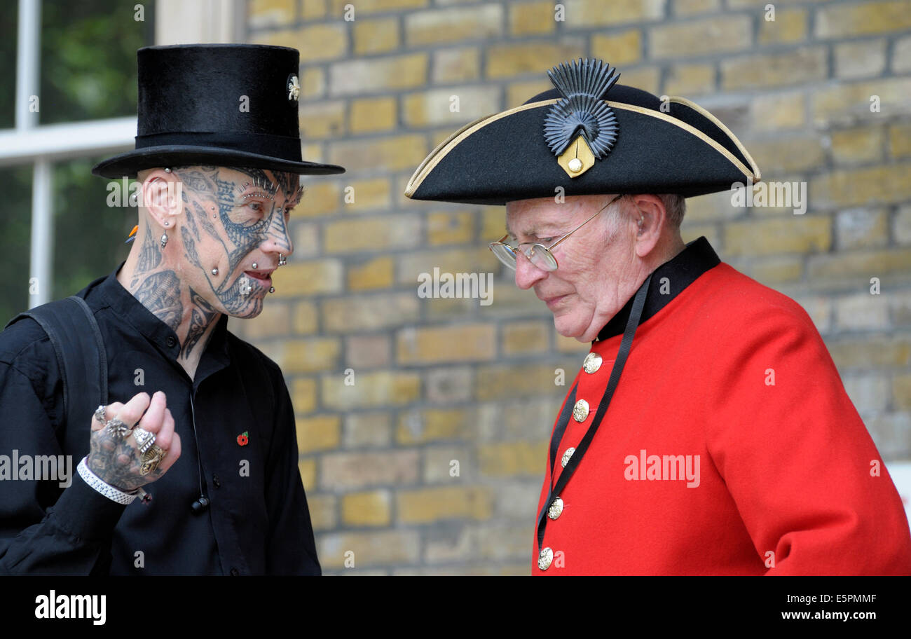 Chelsea pensionato incontra un pesantemente tatuato e forato uomo presso il Museo Imperiale della Guerra Foto Stock