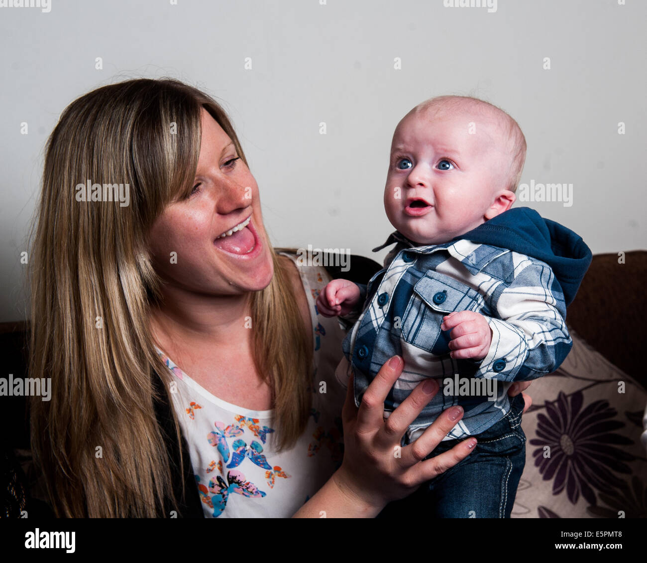 La madre gioca con il bambino a circa 1 anno di età Foto Stock