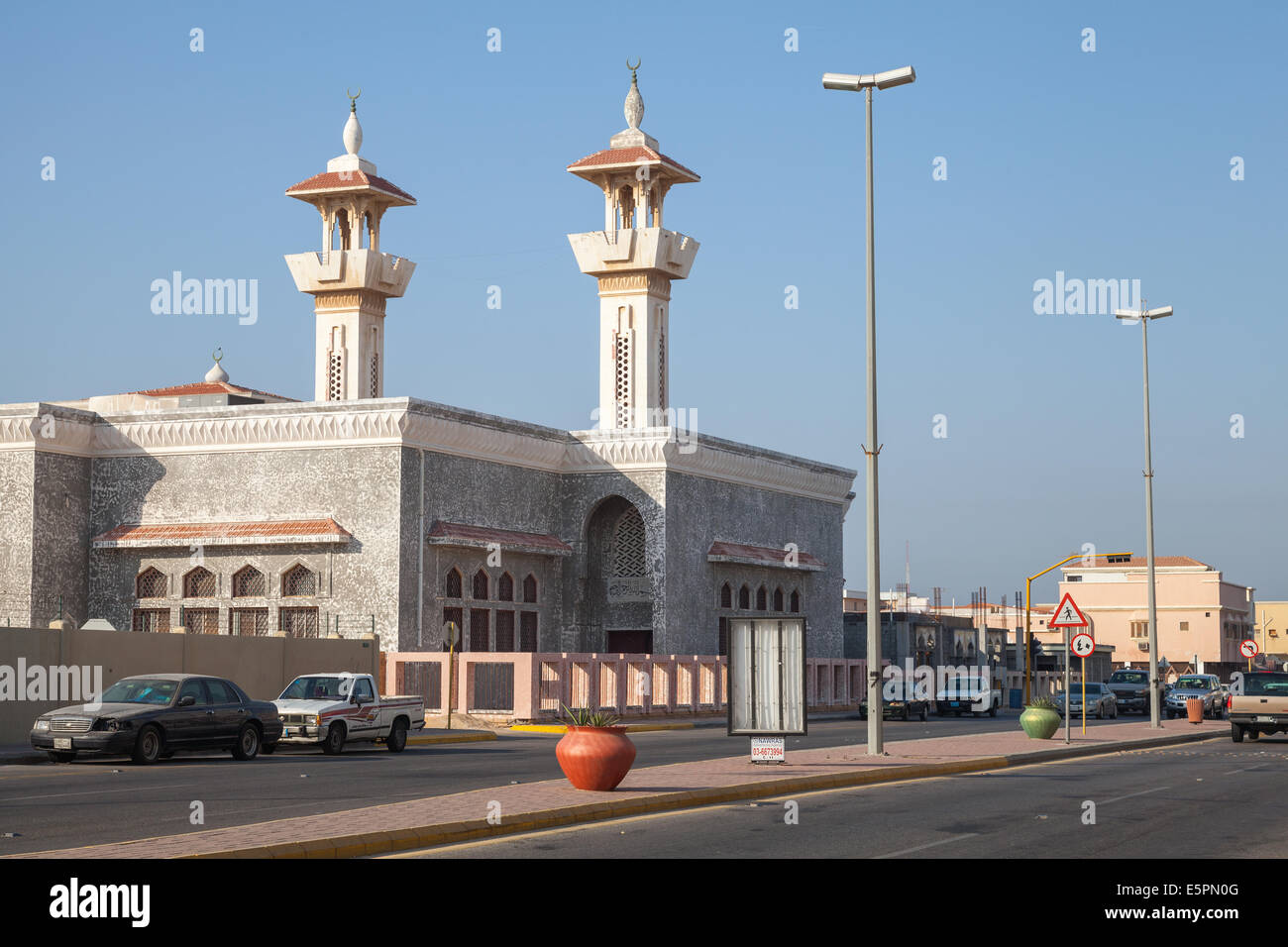 RAHIMA, Arabia Saudita - 19 Maggio 2014: Street view con la moschea e la strada, Arabia Saudita Foto Stock