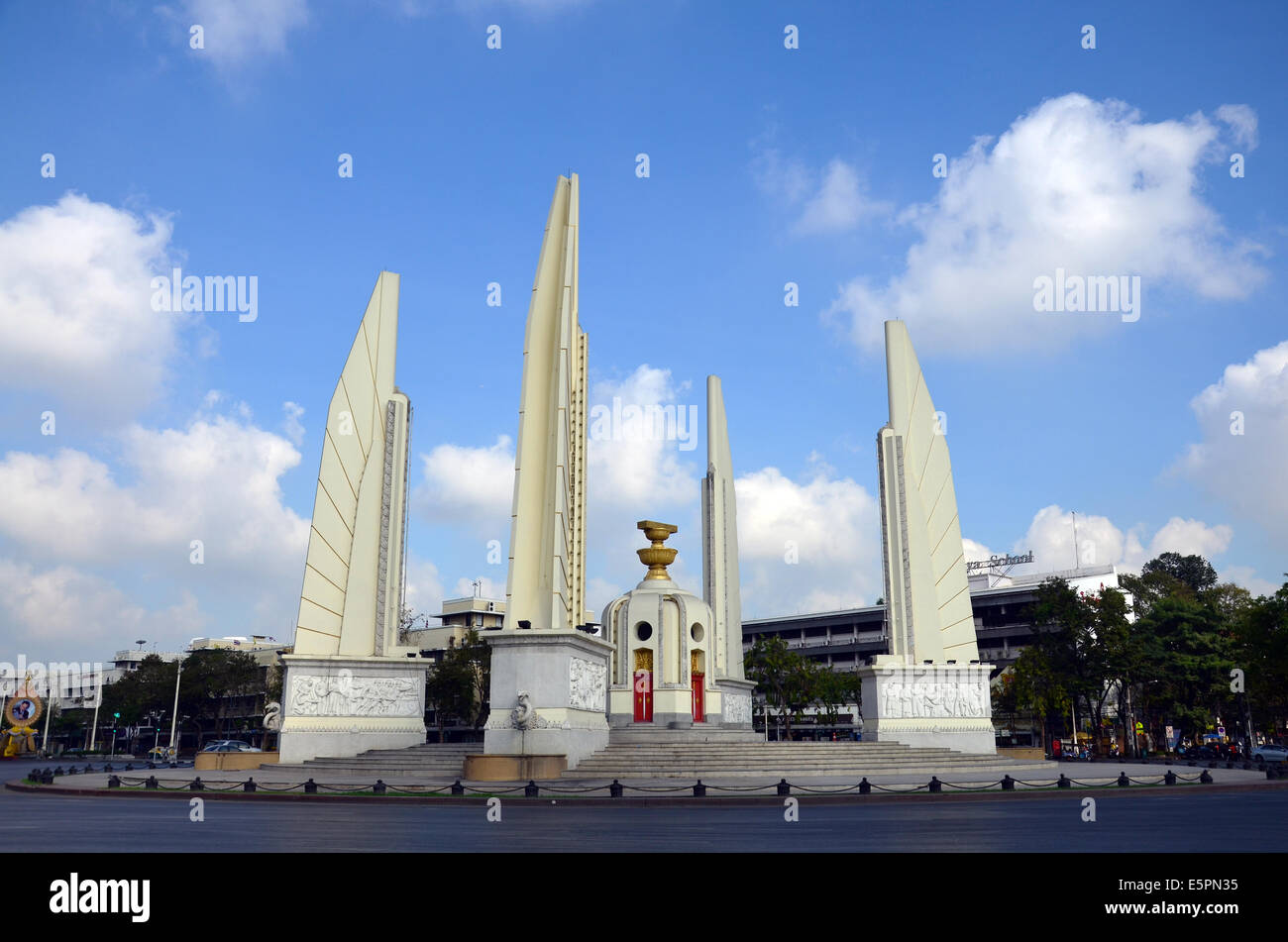 La democrazia del monumento e quattro ali-come strutture di protezione su Ratchadamnoen Klang a Bangkok in Tailandia Foto Stock