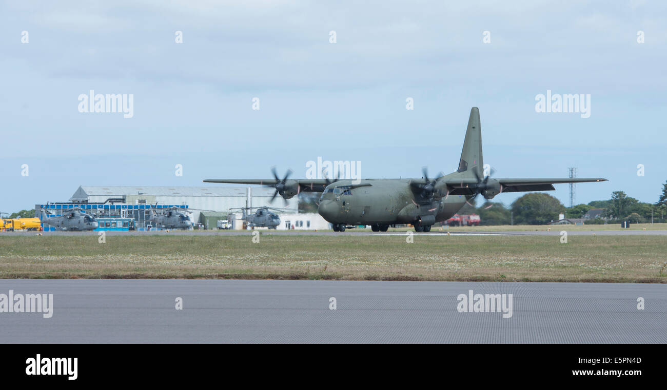RAF C-130 Hercules su aria giorno a RNAS Culdrose Foto Stock