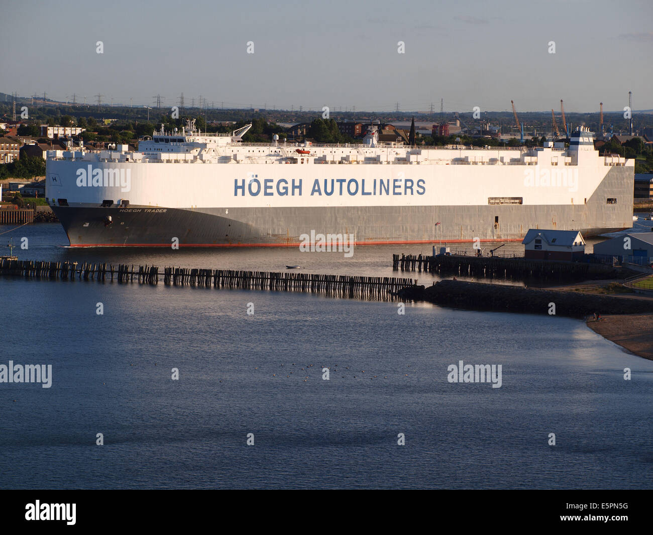 Il 59816ton autoliner 'Hoegh Commerciante" lasciando il fiume Tyne dalla Nissan terminal auto vela verso i piloni di testa. Foto Stock