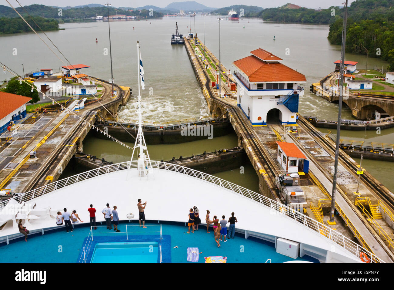 La nave di crociera in Pedro Miguel bloccare guardando verso il lago di Miraflores, Panama Canal Foto Stock