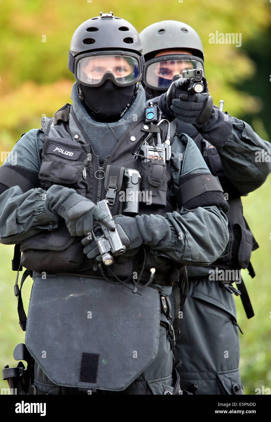 Gutendorf, Germania. 05 Ago, 2014. Membri della Special Operations Command (SEK) di stato della Turingia di Polizia Criminale Officeconduct un esercizio di Gutendorf, Germania, 05 agosto 2014. Foto: JAN WOITAS/DPA/Alamy Live News Foto Stock